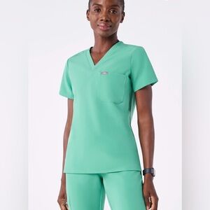 Figs Catarina One-Pocket Scrub Top in Surgical Green Size XS/P (PETITE LENGTH)